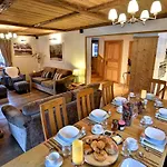 Шале Cristalliers - 5 Bedroom Luxury In With Log Fire And Hot Tub Шамони